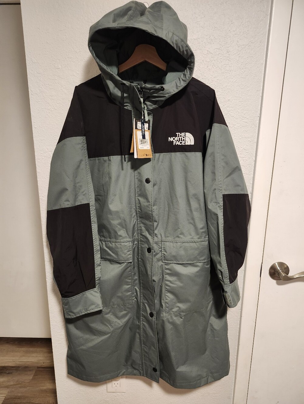NWT The North Face Women Hooded Two-Tone Sage Green and Black Raincoat